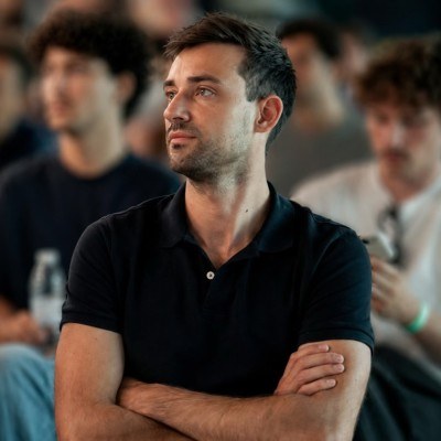 Florian Cailles, Lead Growth Engineer at Kestra, listening in the audience at a tech conference